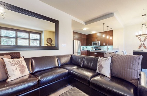 Mammoth Lakes Condo | Updated & Modern, on Sierra Star Golf Course. Washer/Dryer, Quiet Location