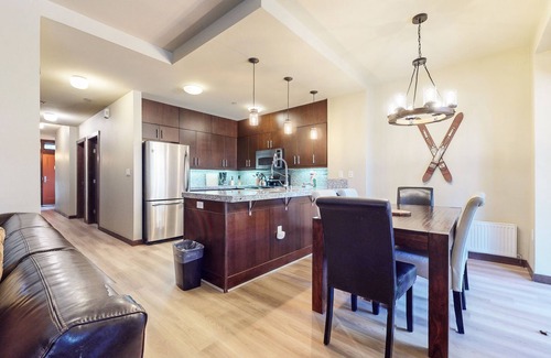 Mammoth Lakes Condo | Updated & Modern, on Sierra Star Golf Course. Washer/Dryer, Quiet Location