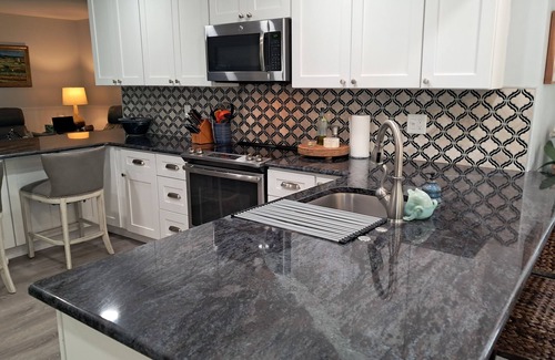 South Venice House | Updated S Venice 3/2 house. 5 mins to the beach. Steps to the Venetian Waterway.