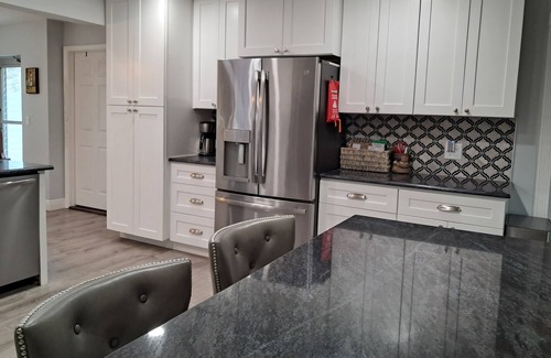 South Venice House | Updated S Venice 3/2 house. 5 mins to the beach. Steps to the Venetian Waterway.