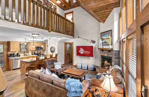 Reeds Spring Cabin | Updated Stonebridge Lodge, Log Beds, Deck with TV and Large Grill , Open Yard | 115