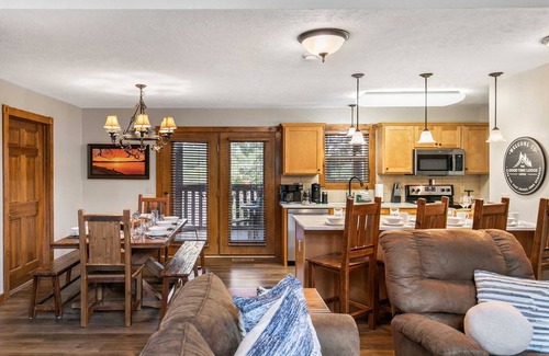 Reeds Spring Cabin | Updated Stonebridge Lodge, Log Beds, Deck with TV and Large Grill , Open Yard | 115