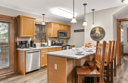 Reeds Spring Cabin | Updated Stonebridge Lodge, Log Beds, Deck with TV and Large Grill , Open Yard | 115