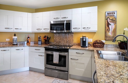Kahaluu Bay House | 🏖️Updated Townhome | Ocean View | Private BBQ & Lanai