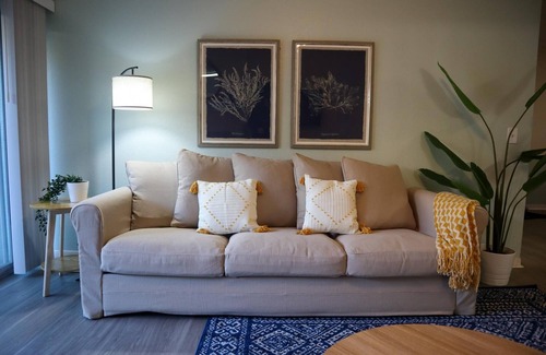 Southside Condo | Upgraded 2 bed apt Close to Beaches and Mayo Clinic