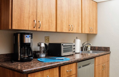 Maili House | Upgraded Makaha remote work and surf oceanfront condo