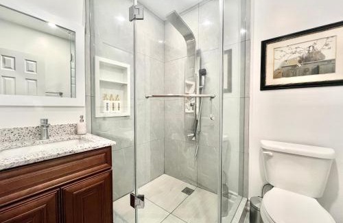 North York House | Upgraded Rooms with Bath 7-min to Subway Near Downsview Rogers Stadium