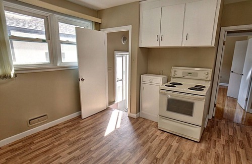 Tuxedo House | Upper 3 bdrm bungalow house close airport & everywhere Eat/Shop/Bus/Park/Library