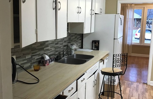 Tuxedo House | Upper 3 bdrm bungalow house close airport & everywhere Eat/Shop/Bus/Park/Library