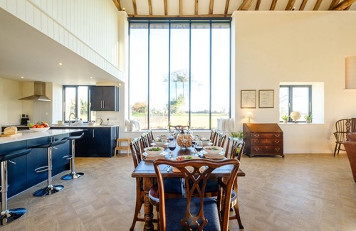 Woodbridge Cottage | Upper Barn-sleeps 8 guests in 4 bedrooms