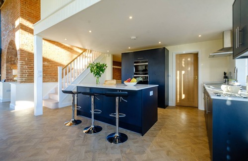 Woodbridge Cottage | Upper Barn-sleeps 8 guests in 4 bedrooms