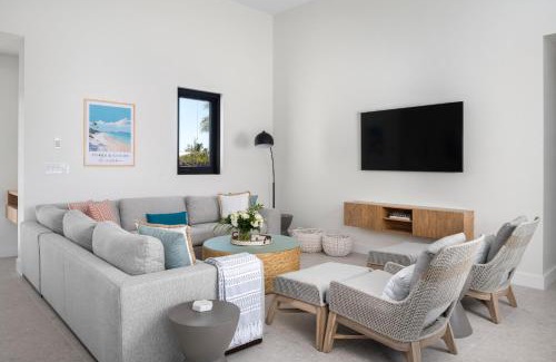 Leeward Settlement Villa | Upper East Side Enclave #14