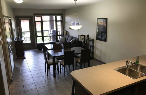 South Pandosy Apartment | Upper Floor w/ Courtyard View 550