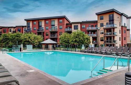South Pandosy Apartment | Upper Floor w/ Courtyard View 550