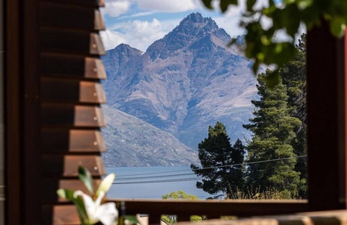 Queenstown City Centre House | Upper Gardens | 4 min walk to town | 2 min walk to the lakefront