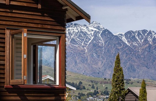 Queenstown City Centre House | Upper Gardens | 4 min walk to town | 2 min walk to the lakefront