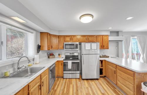 North Creek House | Upper Sleighride 25L - Wrap-Around Deck End Unit