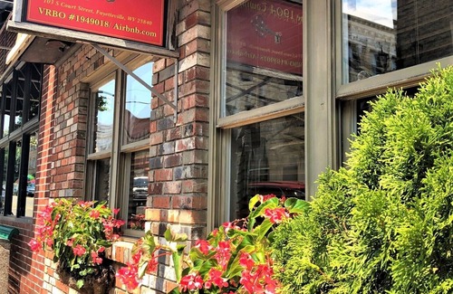 Fayetteville House | Upscale 1904 Townhouse/New River Gorge Nat Parkn Walk to Eateries/Shops DT