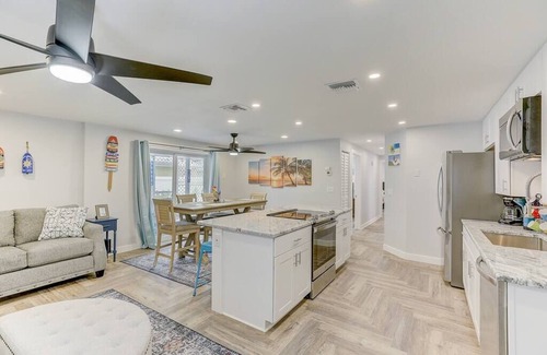 South Bradenton Condo | Upscale 2/2 Key West style condo 6 mins from IMG