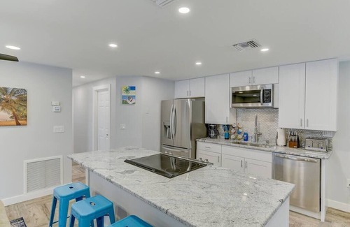 South Bradenton Condo | Upscale 2/2 Key West style condo 6 mins from IMG