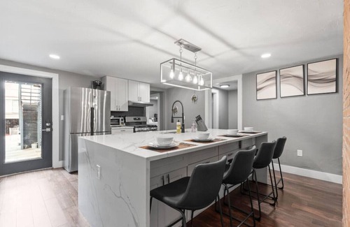 Shadyside Apartment | Upscale 2 Story Apartment w/8 beds| Free Parking