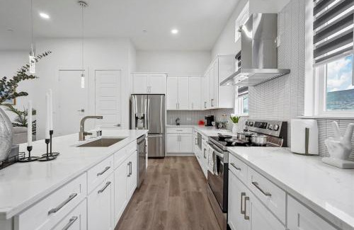 Dallas House | Upscale 2BR Hideaway, Ensuite Bliss, Pet-Friendly