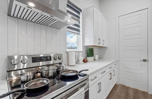 Dallas House | Upscale 2BR Hideaway, Ensuite Bliss, Pet-Friendly