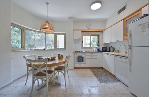 Tel Aviv City Center Condo | Upscale 3 Bedroom Luxury Tel-aviv Apt.- 5 Min to the Beach