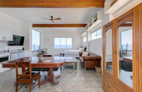 North Bondi Apartment | Upscale Cliffside Studio with Ocean Views North Bondi