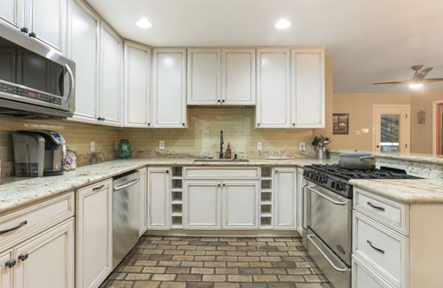 Chalmette House | Upscale Cottage - 10 Mins to French Qtr - Pool Table - OffStreet Parking Pets ok