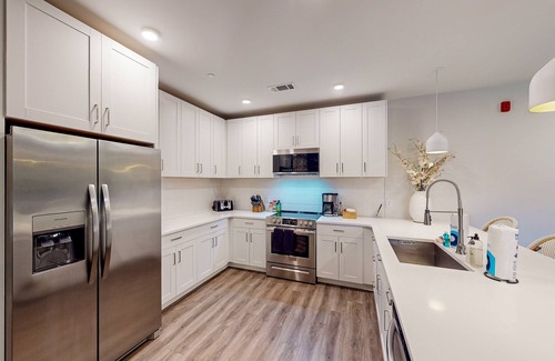 Rolling Mill Hill Condo | Upscale, funky, located downtown Nashville 3 bedroom condo