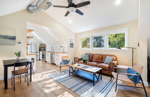 Vancouver Apartment | Upscale Lakefront ADU w/Access to Pickleball Court