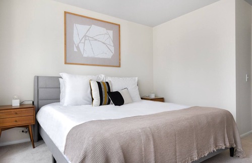 Lake View East Apartment | Upscale Lakeview Studio w/ Rooftop Pool near Wrigley Field, by Blueground