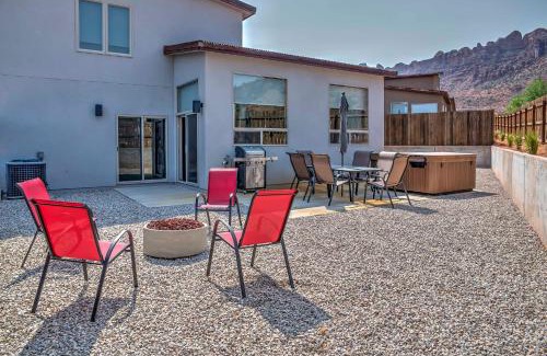Moab South Valley House | Upscale Moab Home with Red Rock Views and Hot Tub