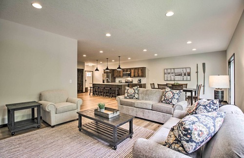 Lake Shore House | Upscale Townhome in Causeways on Gull Resort!