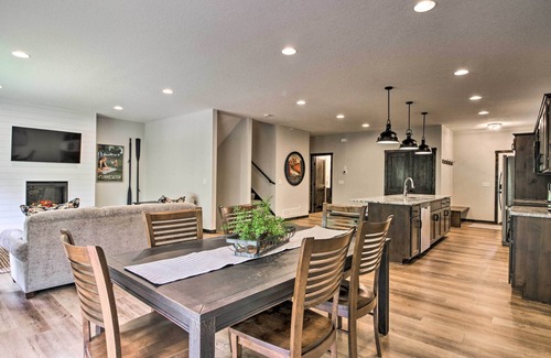 Lake Shore House | Upscale Townhome in Causeways on Gull Resort!