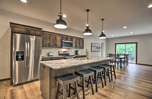 Lake Shore House | Upscale Townhome in Causeways on Gull Resort!