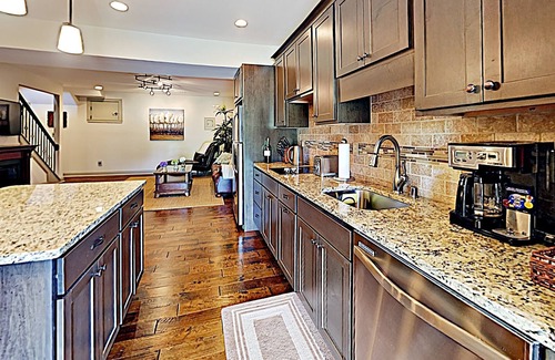 Lexington House | Upscale Tranquility on the Lake & Near Everything