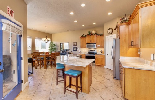 La Verkin House | Upscale with Mtn Views, Hot Tub, 25 Mins to Zion NP