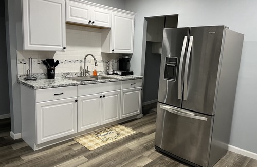 Springfield House | Upscaled Quiet Neighborhood- Modern 3 BDRM