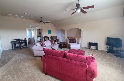 Crowley House | Upstairs Charming 2-bedroom in cool Crowley with AC, WiFi