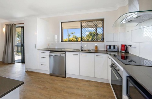 Scarness House | Upstairs Villa minutes to the beach