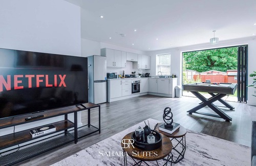 Cradley House | Upto 20%OFF | Stylish 4BR Home | Sleep 8 | Parking