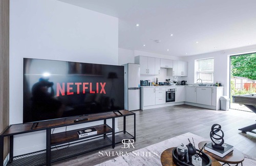 Cradley House | Upto 20%OFF | Stylish 4BR Home | Sleep 8 | Parking