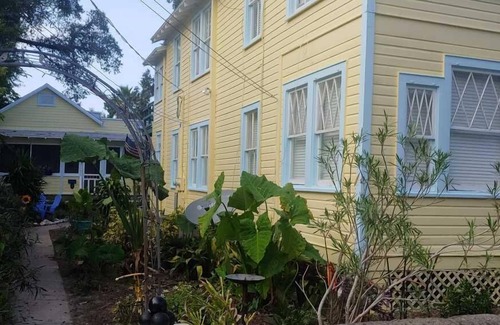 St. Augustine Cottage | Uptown Classic Bungalow Walk to Castillo de San Marcos, Ripley's, Restaurants!