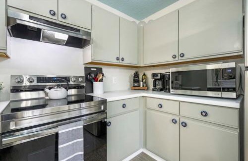 St. Augustine House | Uptown Gem The Castaway Cottage, Dog Friendly!