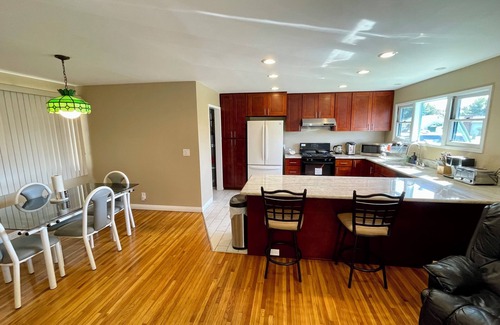 El Monte House | Urban 2-Bedroom House Newly Remodeled with WiFi, AC, PPV TV in lovely El Monte