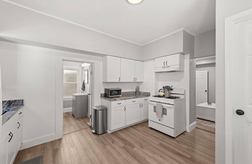 Detroit - Shoreway Apartment | Urban Art Escape in Gordon Sq. W/King Size Bed