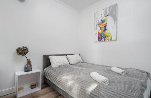 Muranow Apartment | Urban Chic - City Center - Warsaw Stays - Solidarnosci 64