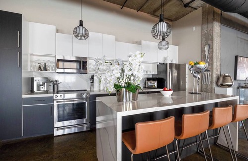Hillcrest Apartment | Urban Chic Manhattan Style Loft w/Terrace